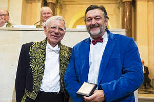 François Bouchet avec Pierre Léna, membre de l'Académie des sciences lors de la séance solennelle de la remise des Grands Prix des Fondations de l'Institut de France, le 4 juin 2014