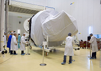 Satellite Planck sous la house de protection durant le transport